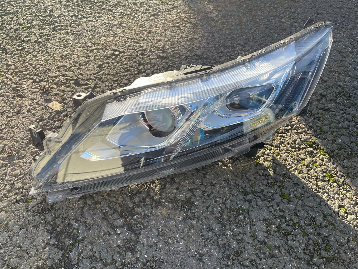 2018-2020 Mitsubishi Eclipse Cross Left Passenger Side Headlight OEM DAMAGED