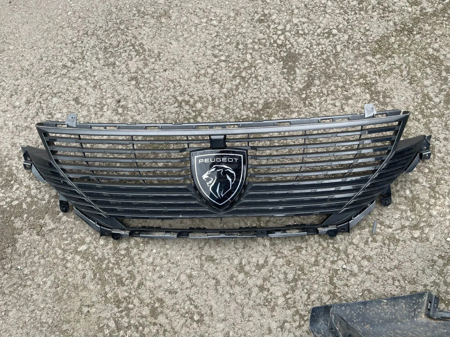 Peugeot 308 radiator grille 9838035380 front grille radiator grille DAMAGED