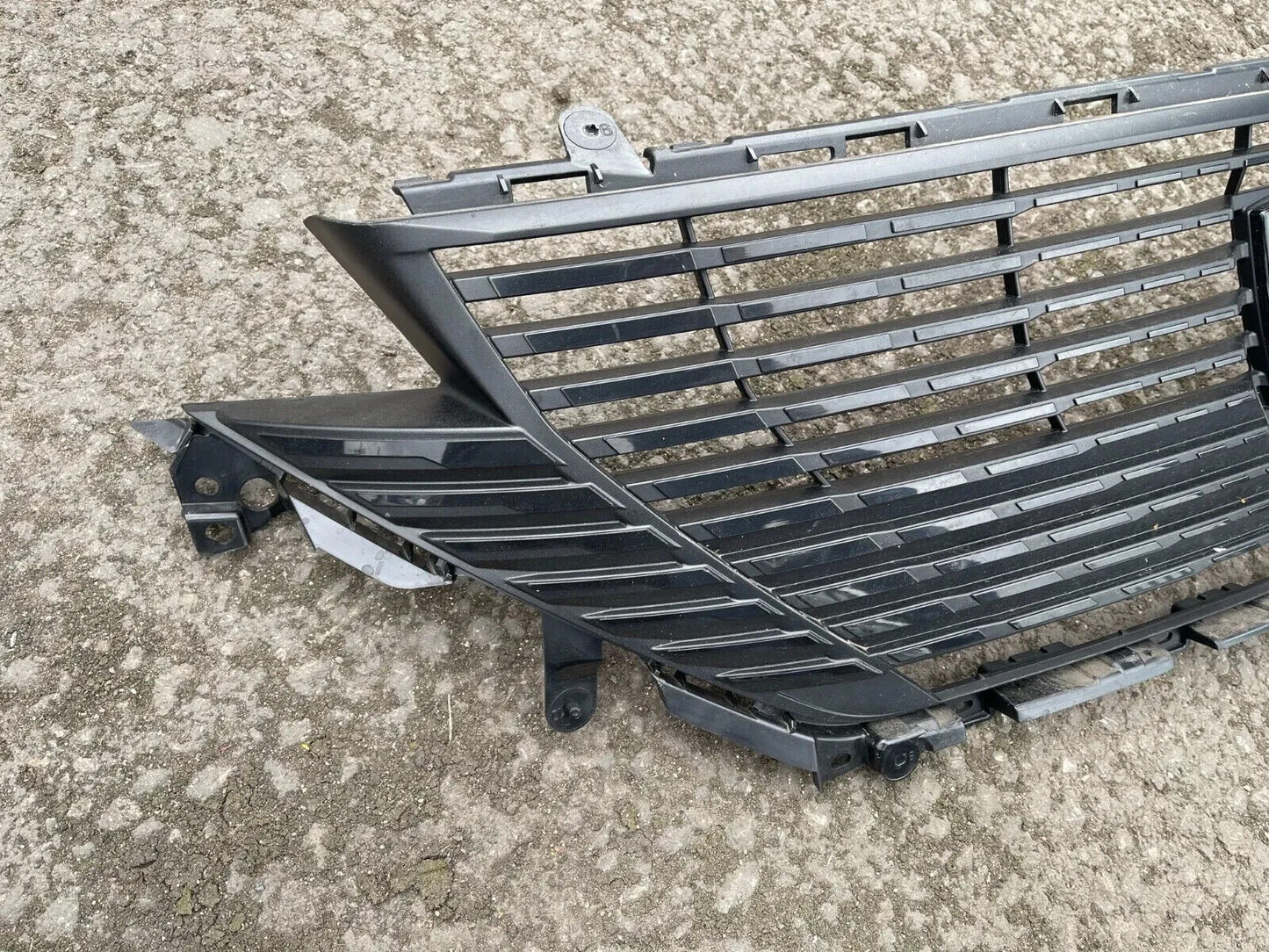 Peugeot 308 radiator grille 9838035380 front grille radiator grille DAMAGED