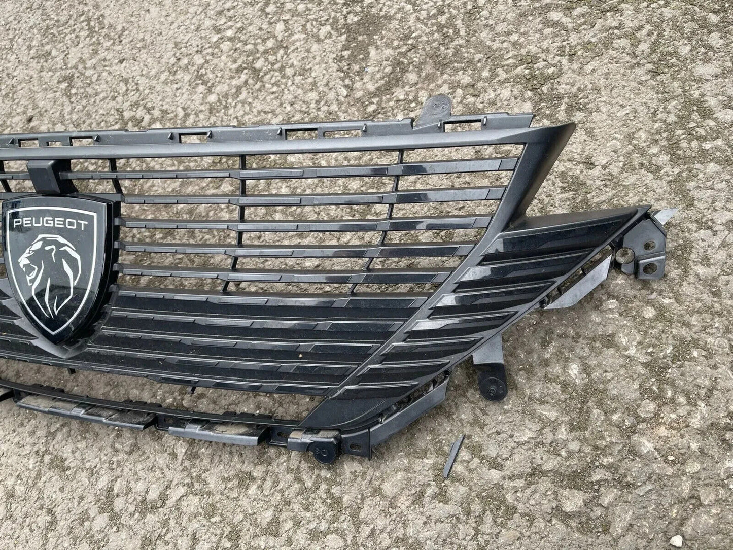 Peugeot 308 radiator grille 9838035380 front grille radiator grille DAMAGED