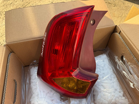 KIA Picanto 2013 Rear right rear tail light lamp 924021Y0 EVA4239 cracked