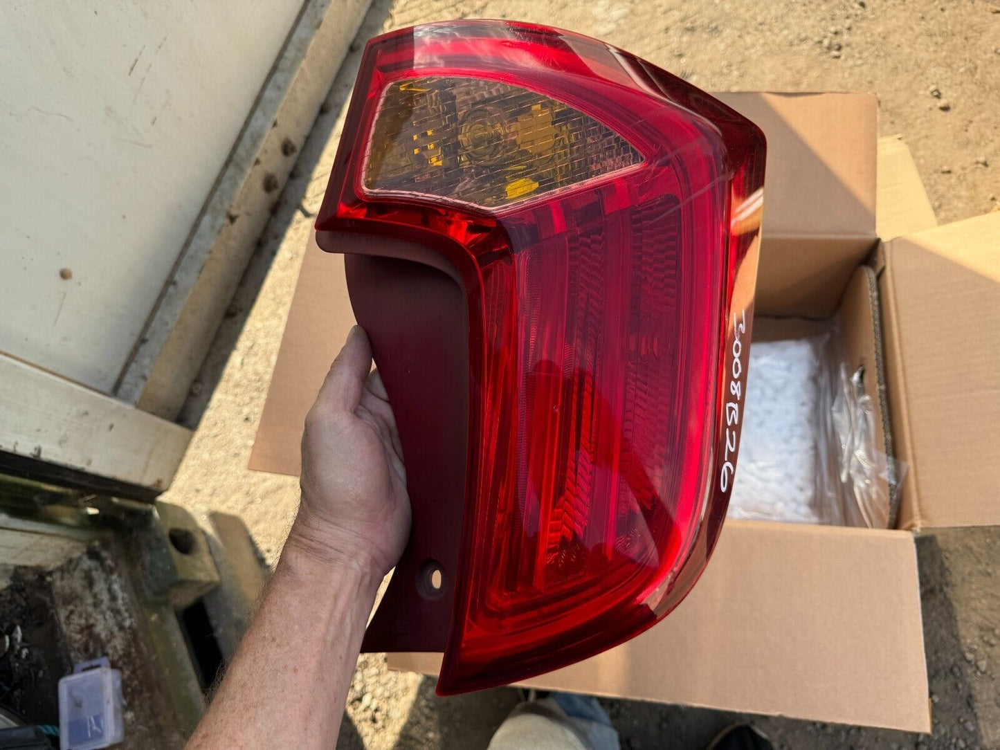 KIA Picanto 2013 Rear right rear tail light lamp 924021Y0 EVA4239 cracked