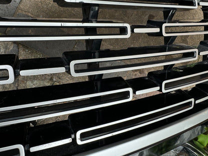 LAND ROVER RANGE ROVER Kühlergrill, front grill M8E2-8200-CJ N9EM-8200-A DAMAGED