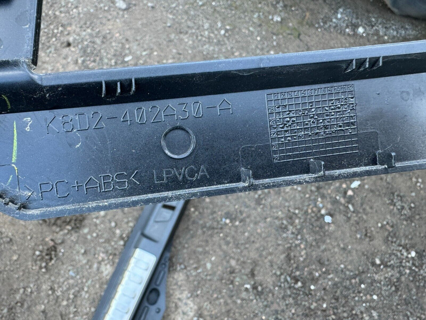 Genuine Range Rover Evoque Tailgate Moulding K8D2-402A30-A K8D2402A30A