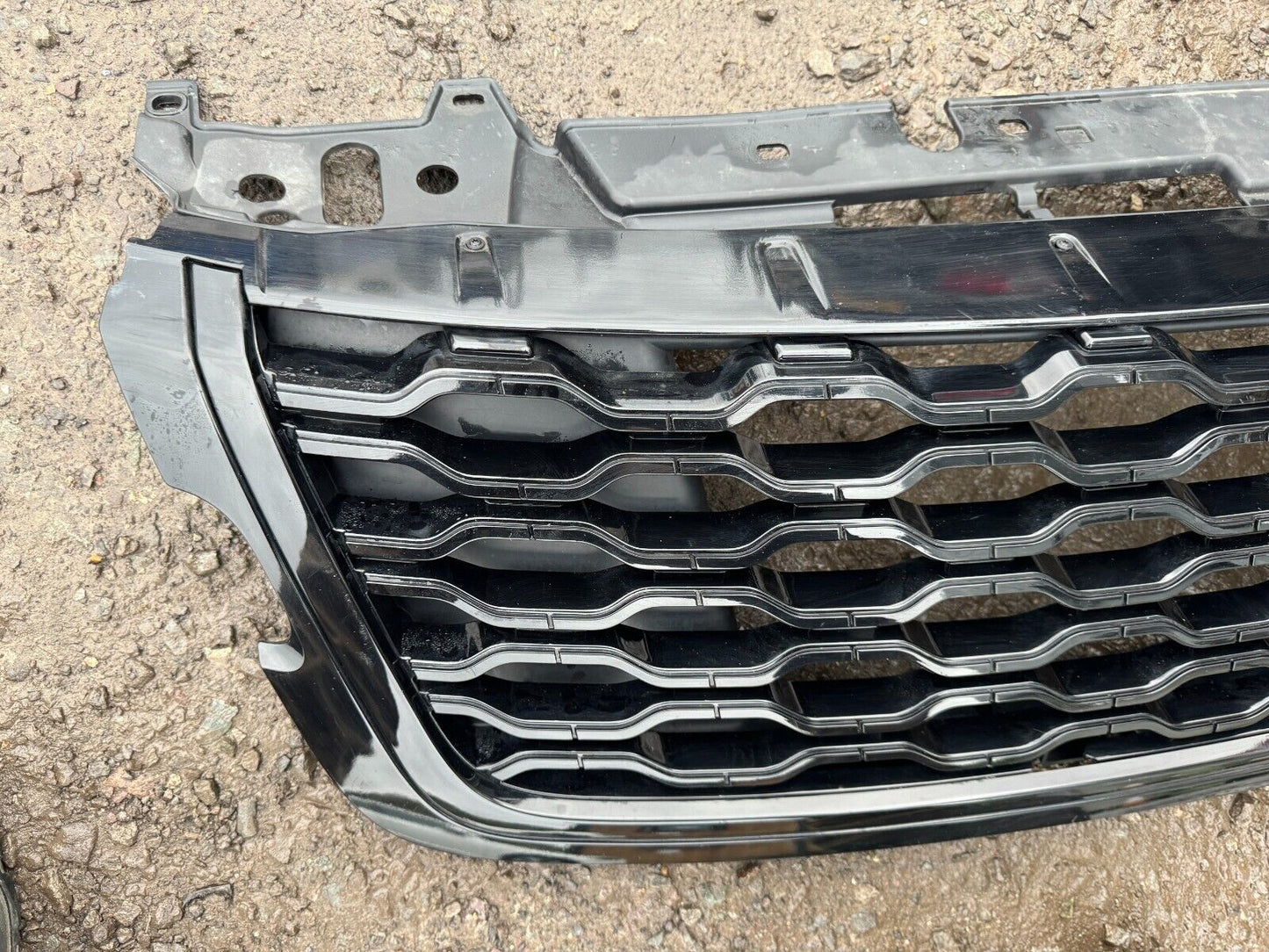 👉FRONT MAIN GRILLE 2022 LAND ROVER VELAR (L560) LR143275 M8A2-8200-CC Damage