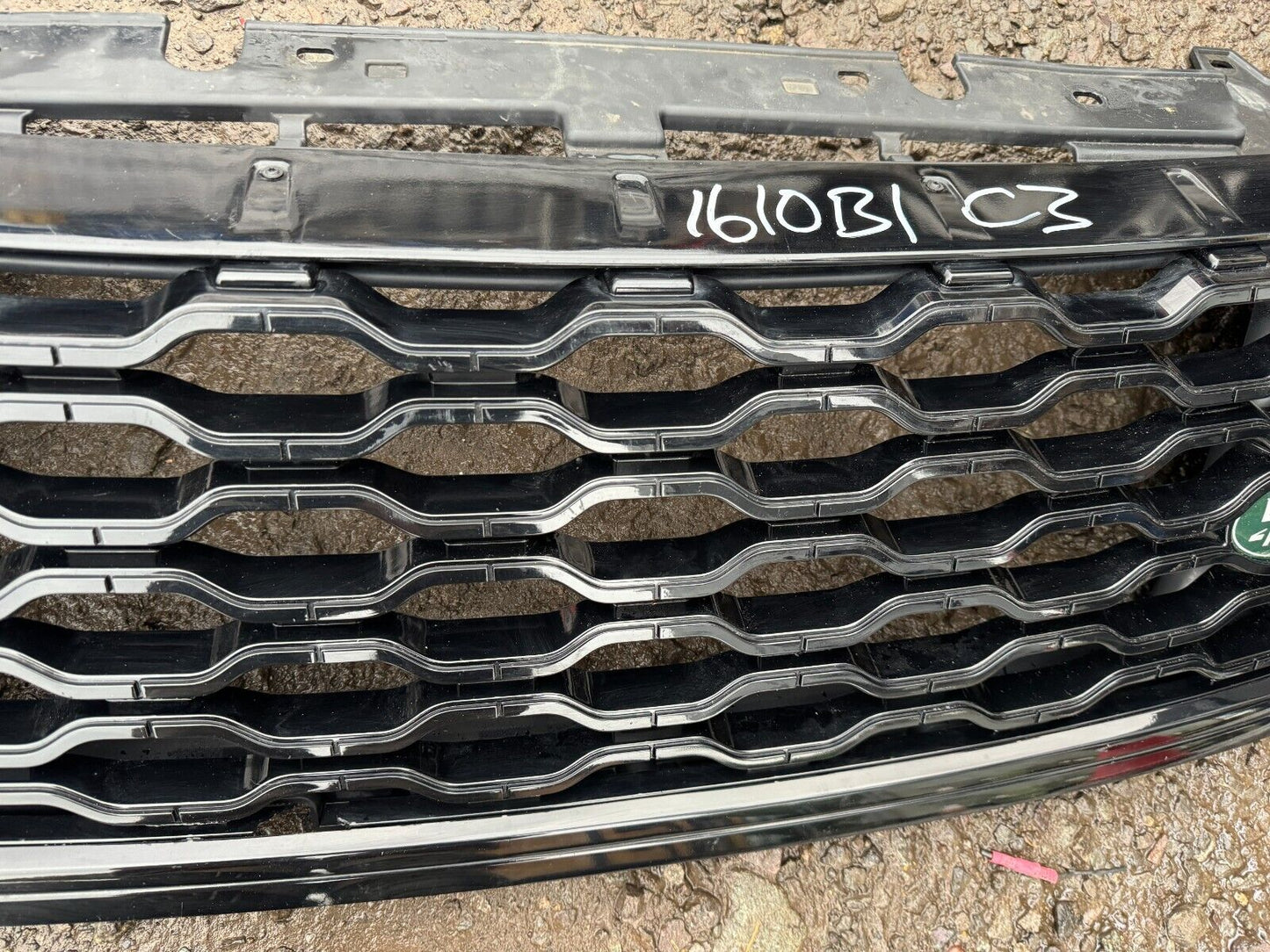 👉FRONT MAIN GRILLE 2022 LAND ROVER VELAR (L560) LR143275 M8A2-8200-CC Damage