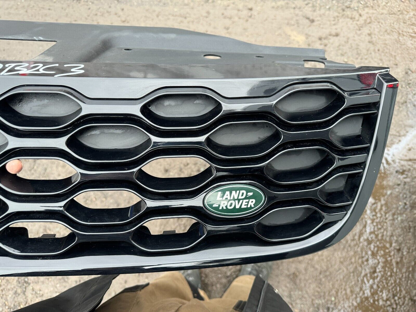 LAND ROVER NEW DISCOVERY L462 FRONT GRILL LR160075 MY428200AD