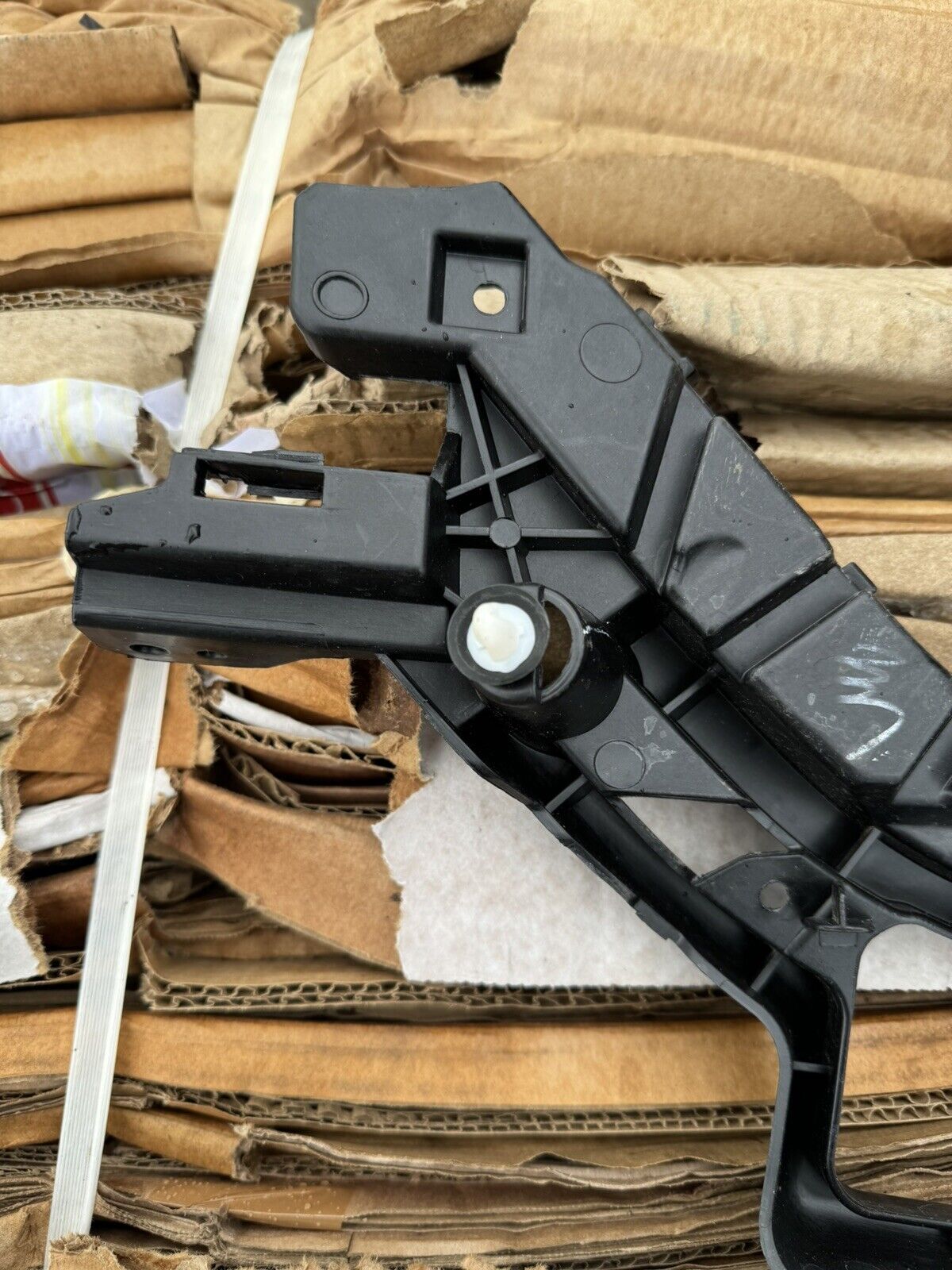 POLESTAR POLESTAR 2 EV BUMPER BRACKET REAR LEFT 2021-2023 31663652