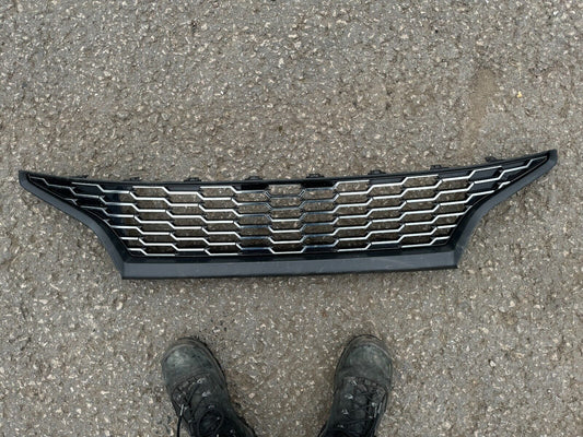 2023 TOYOTA YARIS P21 Radiator Grille 531020D260 GENUINE