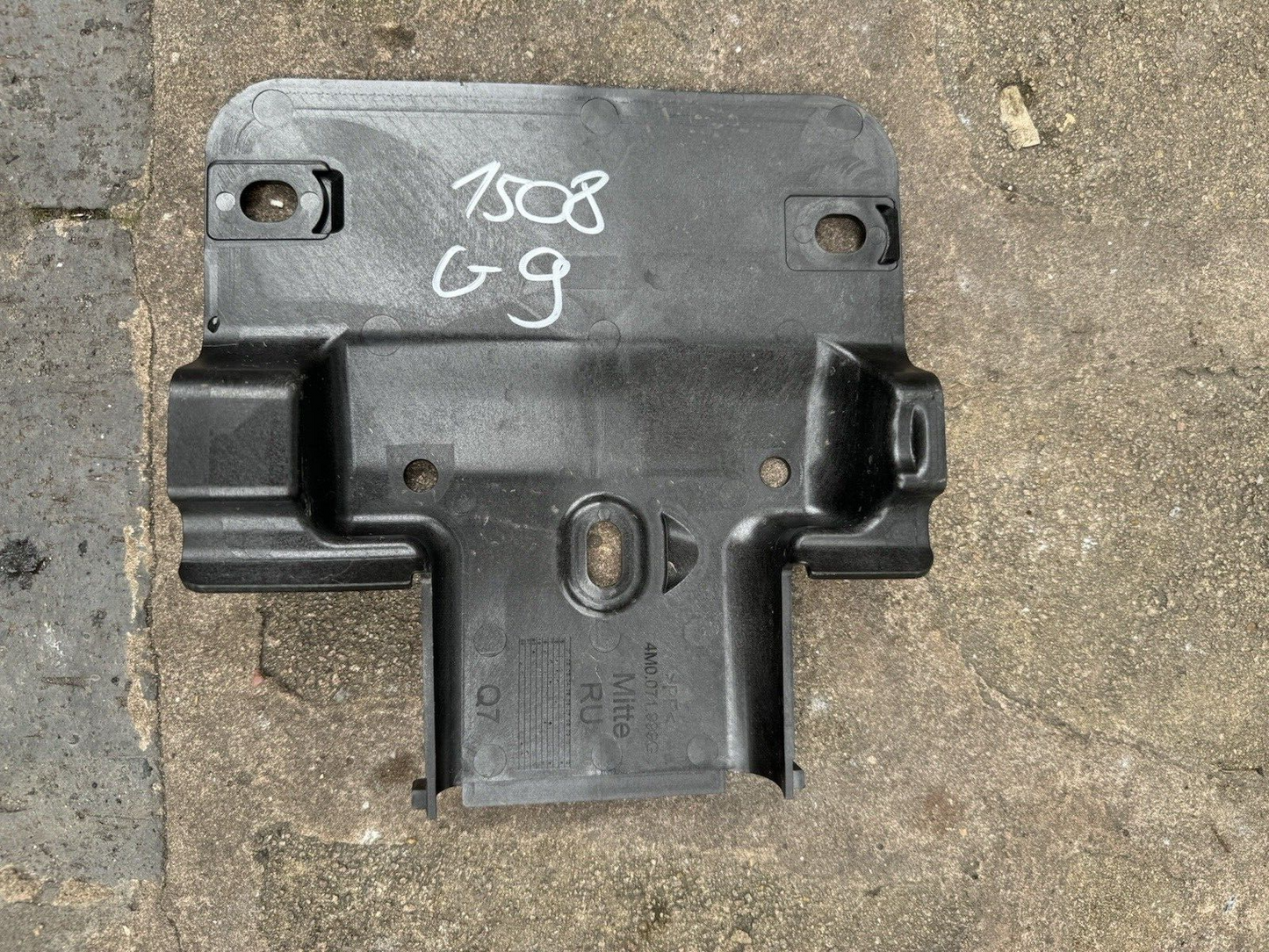 Rear Audi Q7 4M0 071 999g Rear Bumper Mount Bracket