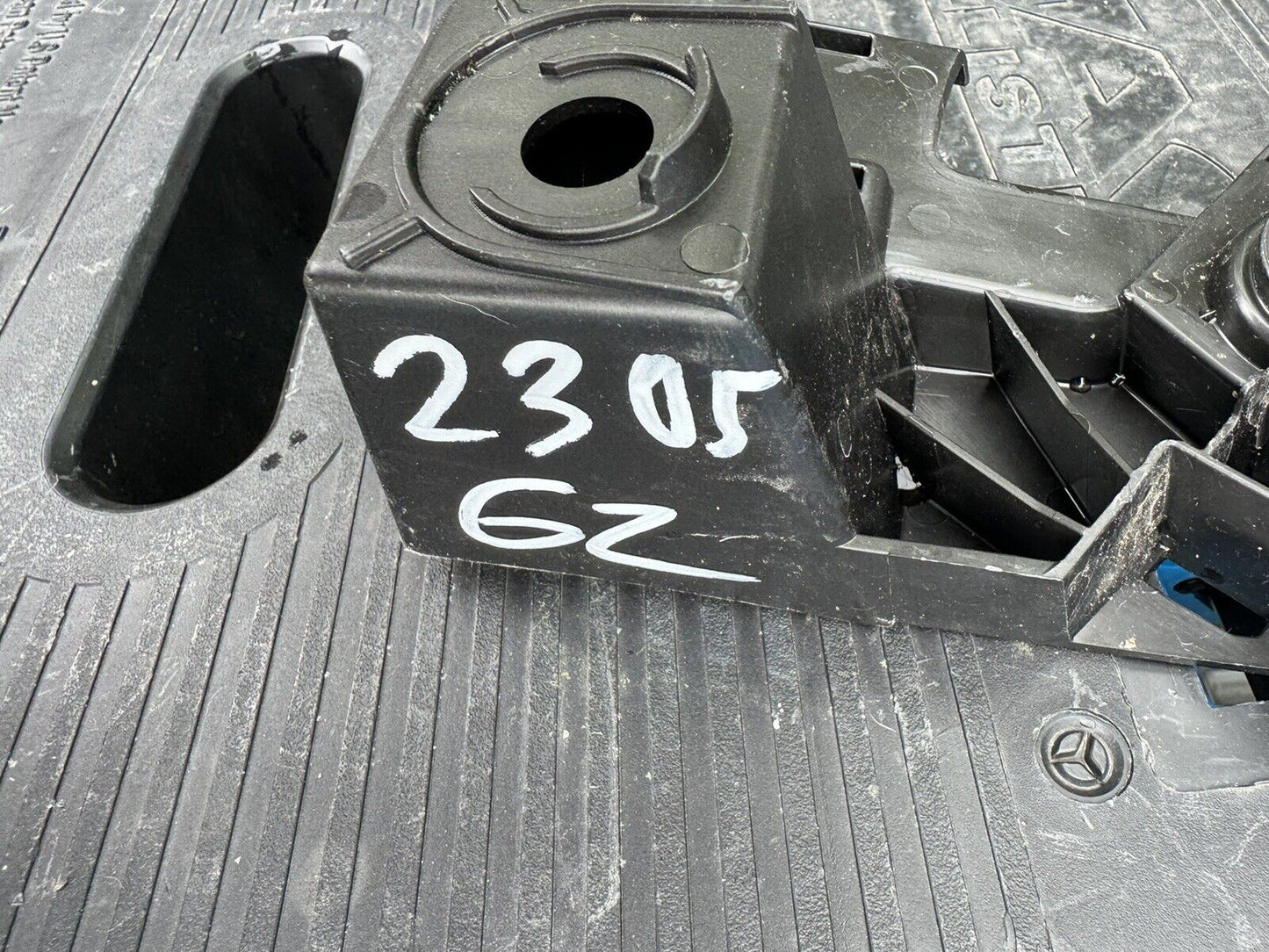 VOLKSWAGEN GOLF Mk8 Drivers Right Rear Bumper Guide Support Bracket 5H6807394D