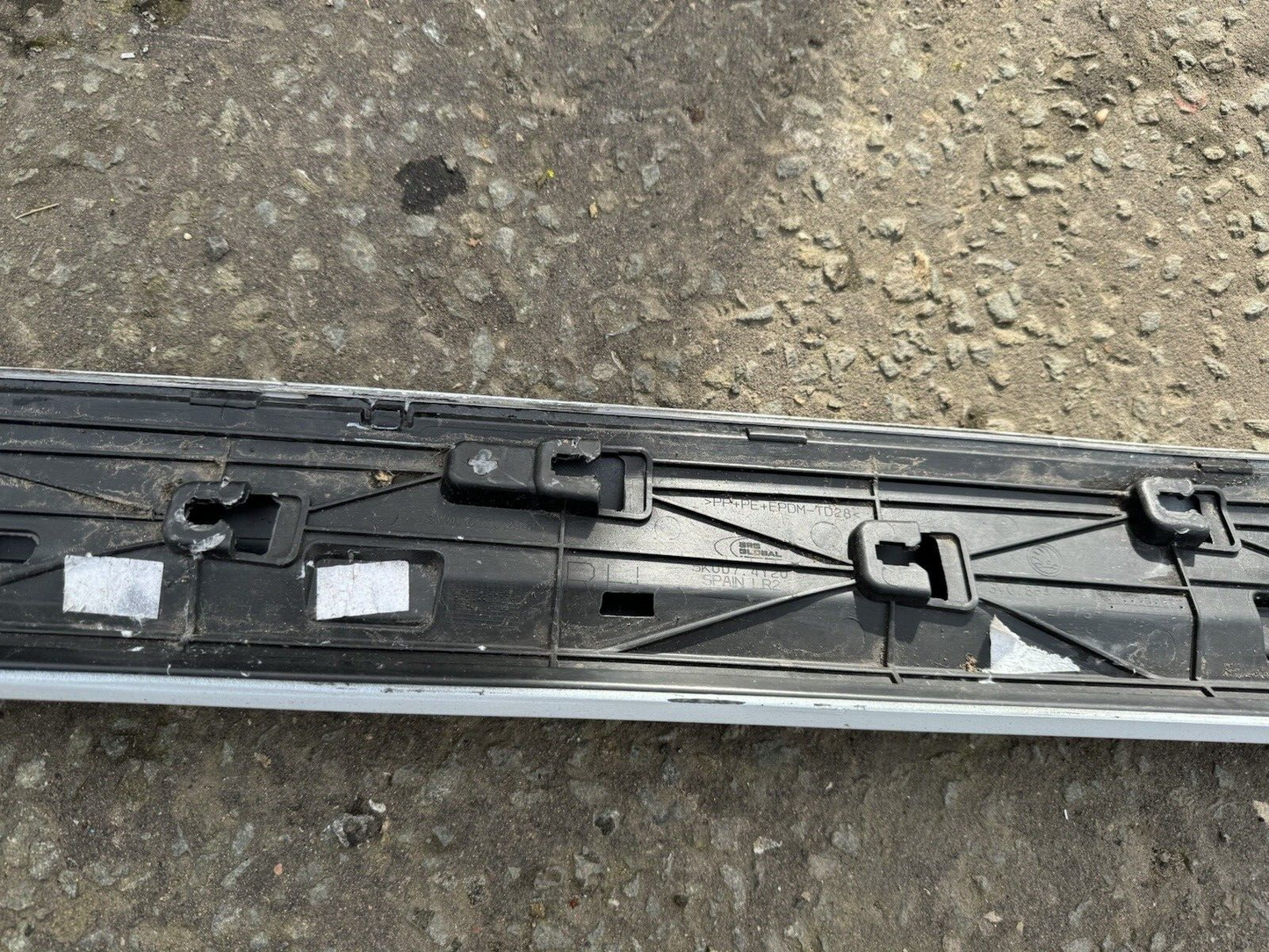 SKODA SUPERB B8 3V Estate Hybrid Front Right Door Lower Molding 3V0853294