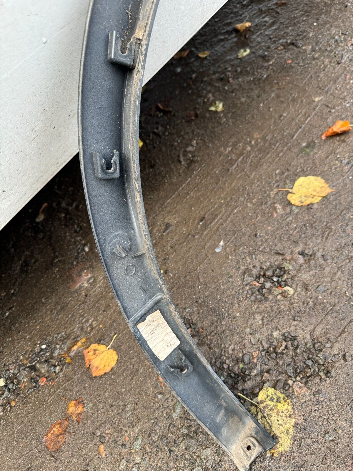 LAND ROVER DISCOVERY L550 2023 WHEEL ARCH TRIM RLH | LK72290E23A NO PDC