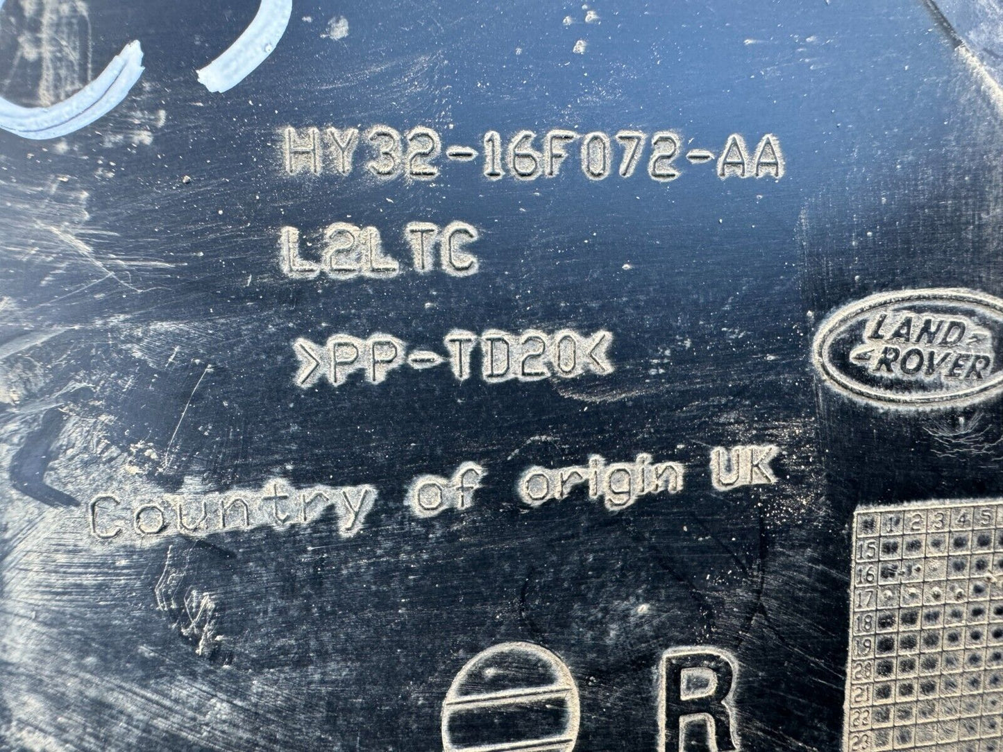 2017 LR DISCO 5 L462 FRONT RIGHT WING SUPPORT BRACKET GENUINE HY32-16F072-AA