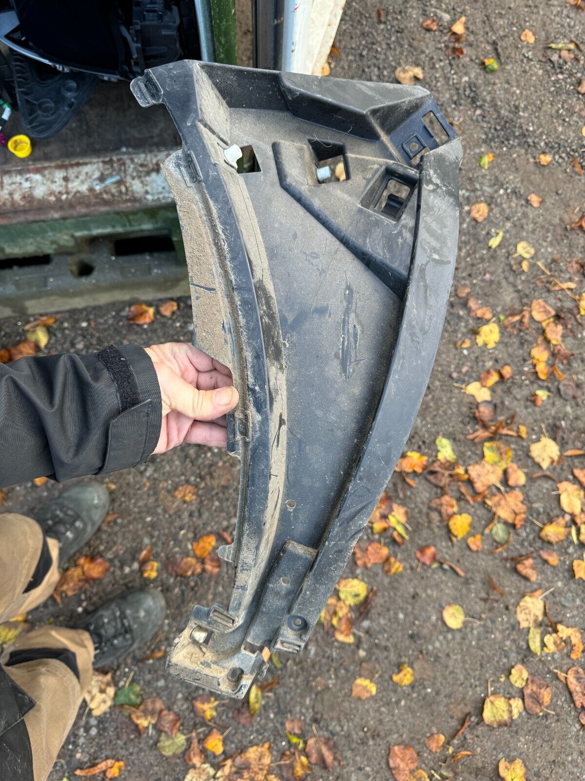 2017 LR DISCO 5 L462 FRONT RIGHT WING SUPPORT BRACKET GENUINE HY32-16F072-AA