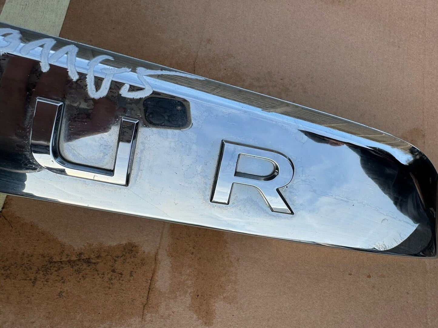 RENAULT CAPTUR CURVED TAILGATE CHROME BACK ORIGINAL  848101082R