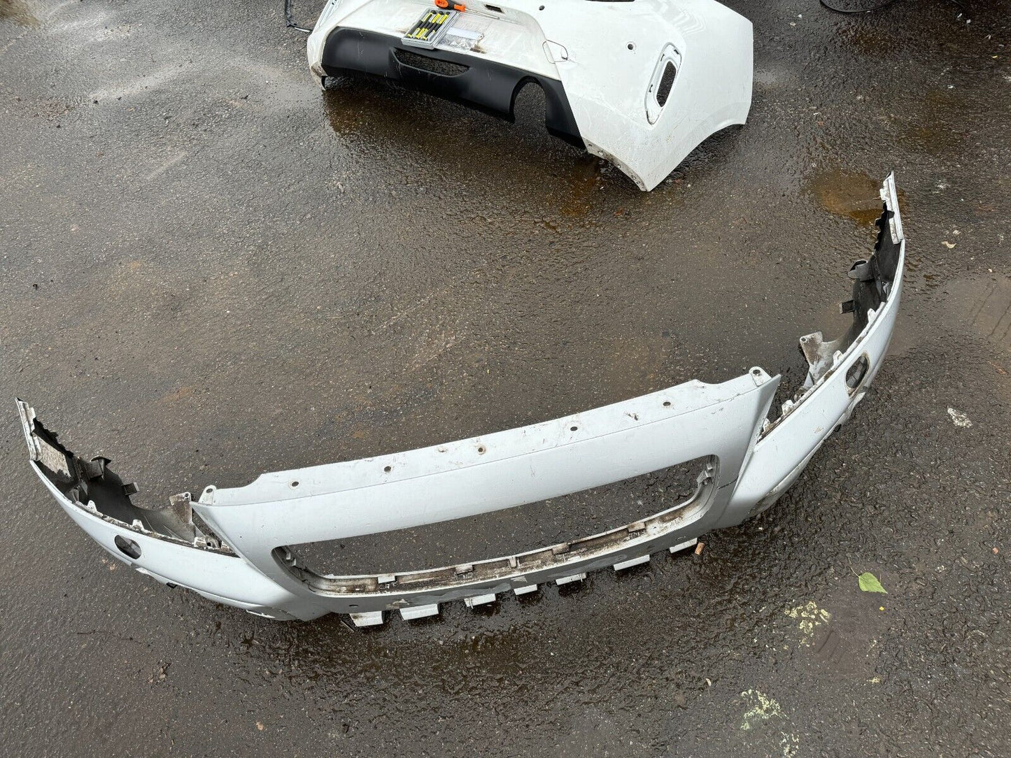 VOLVO XC70 2007-15 GENUINE FRONT BUMPER 30678678