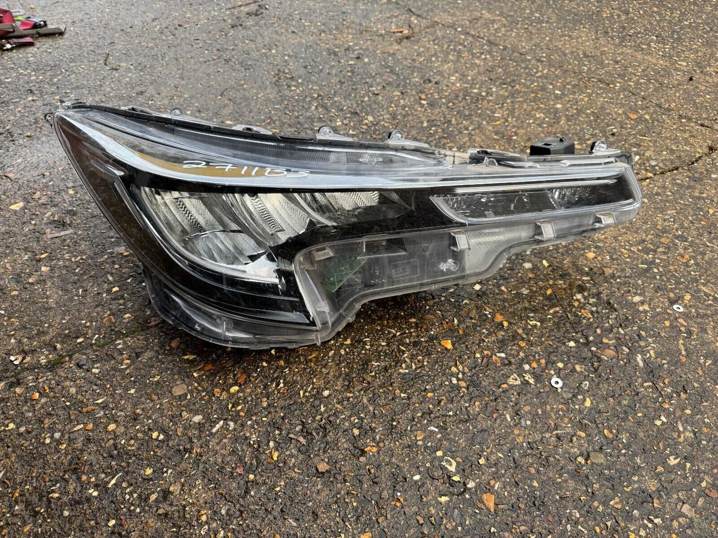 GENUINE TOYOTA COROLLA LED RIGHT HEADLIGHT 90179837 81110-02T00 BROKEN LUGS