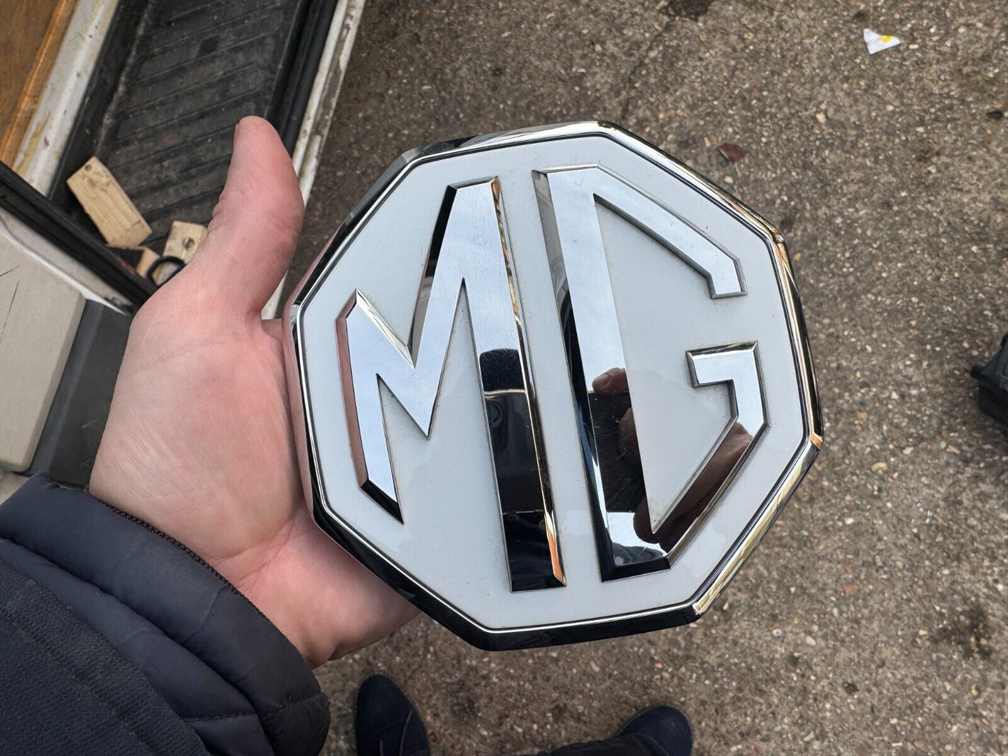 MG ZS EV FRONT BADGE EMBLEM LOGO 2020-2024 11221212