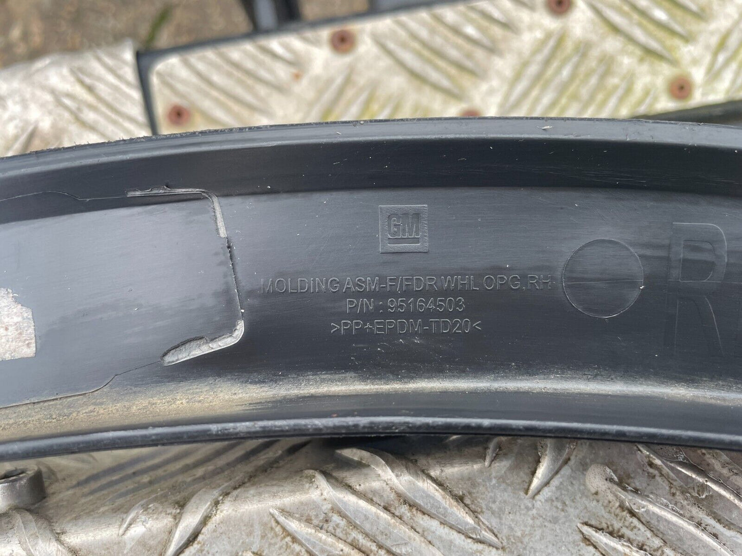 VAUXHALL MOKKA WHEEL ARCH FRONT RIGHT DRIVER SIDE 95164503 MK1