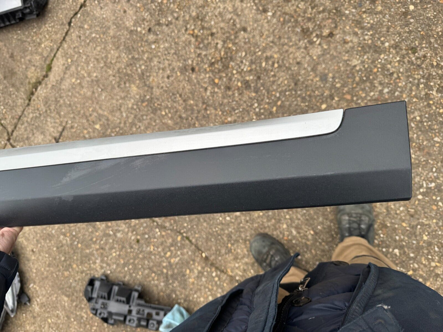 MG ZS 2023 Front right driver Side door trim moulding P10360766 Fair Condition