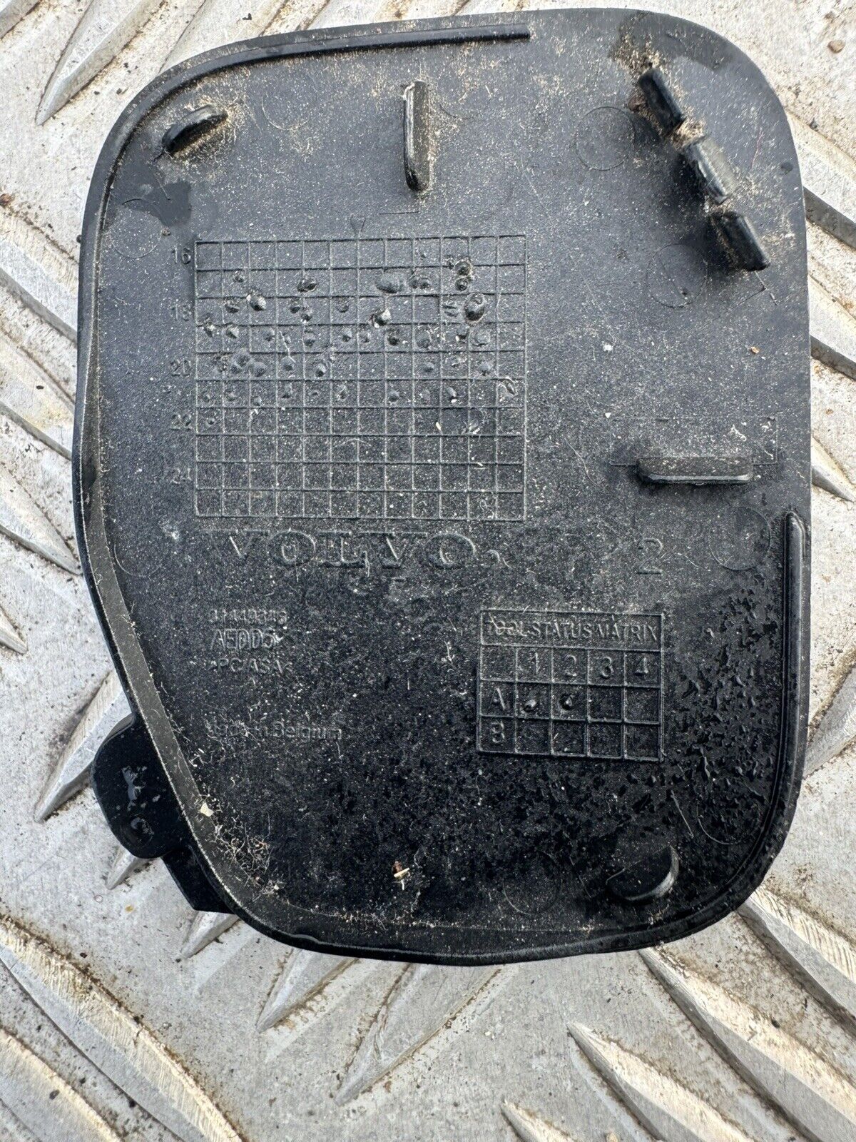GENUINE Volvo X40 2.0 B4 Front bumper Tow Eye Cover 31449346