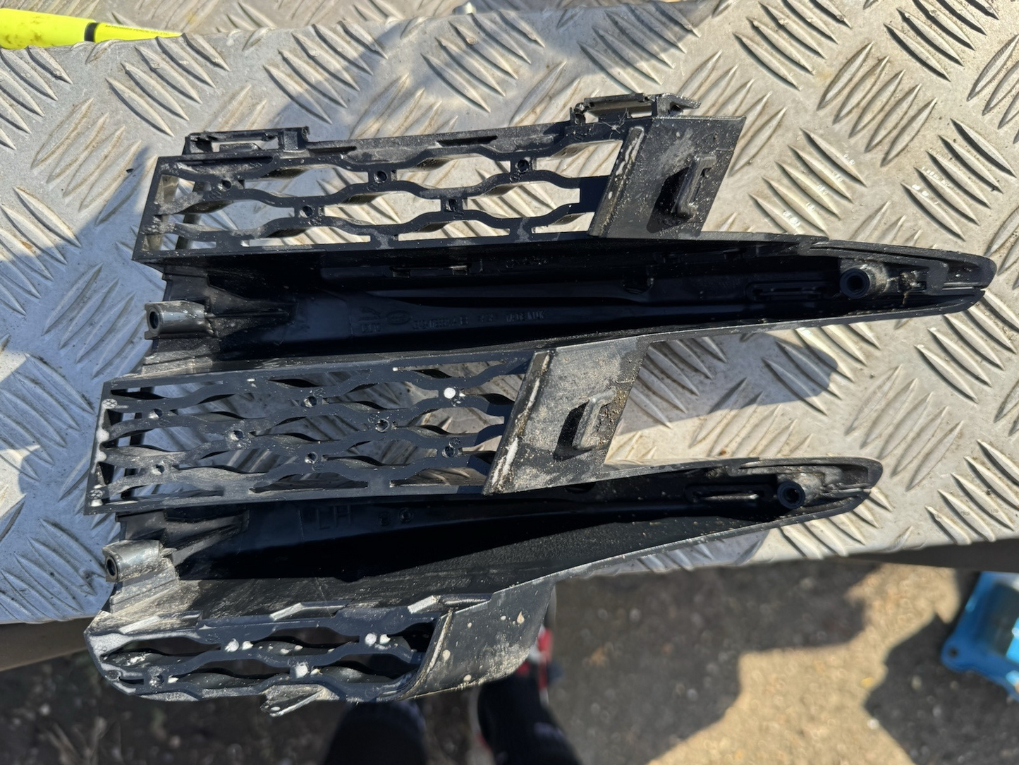 Range Rover Velar Grille Front Left J8A2-17E852-AB genuine J8A217E852AB