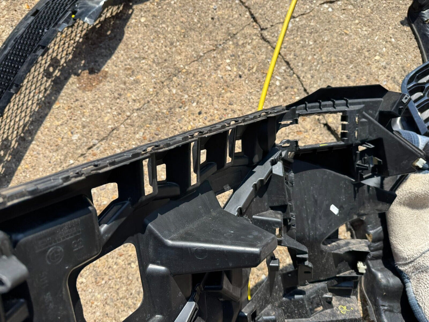 BMW iX 2024 Front bumper mounting bracket 9879666