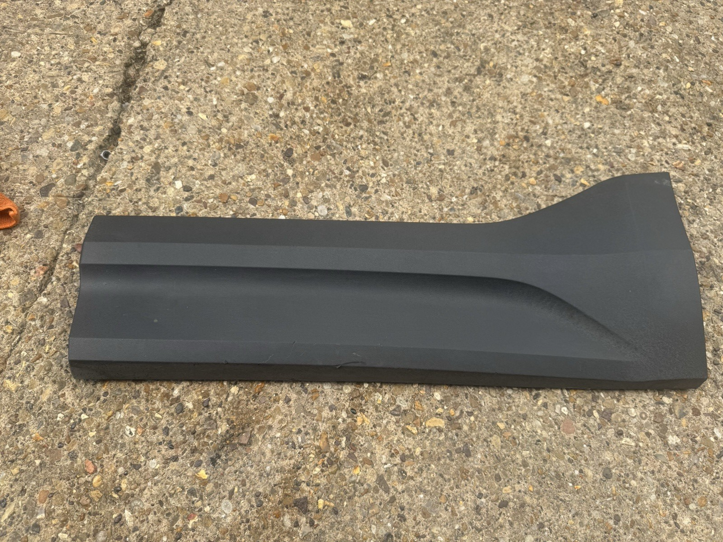 VOLVO XC40 24+ PASSENGER REAR LOWER DOOR MOULDING GENUINE USED 32409186