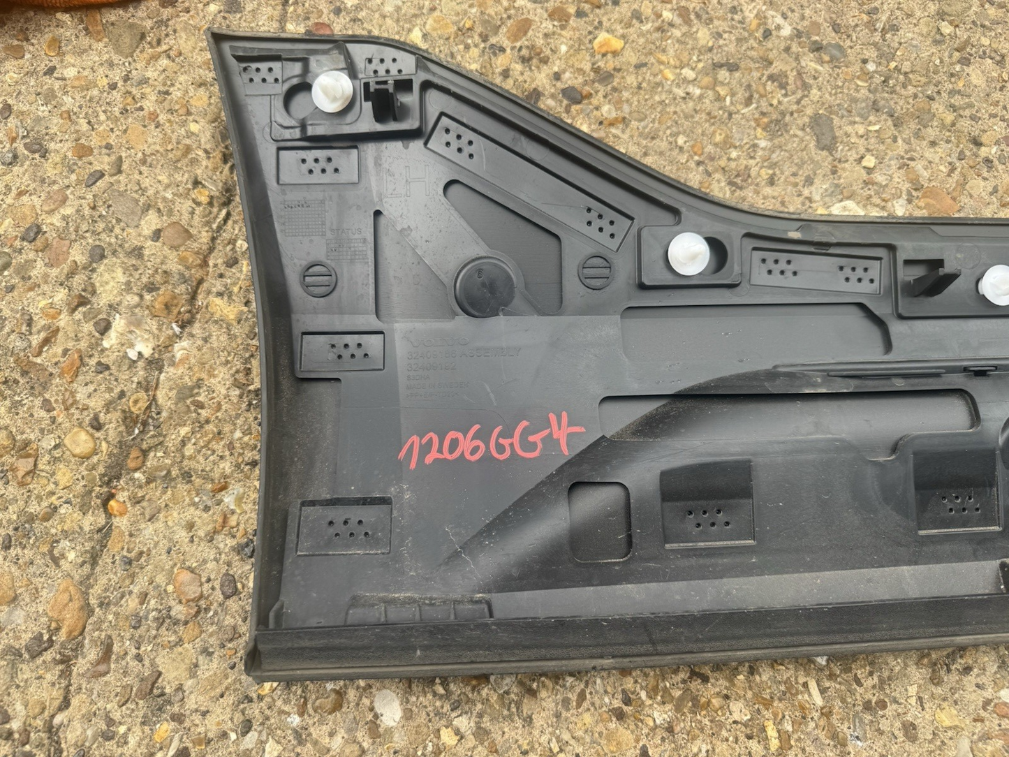 VOLVO XC40 24+ PASSENGER REAR LOWER DOOR MOULDING GENUINE USED 32409186