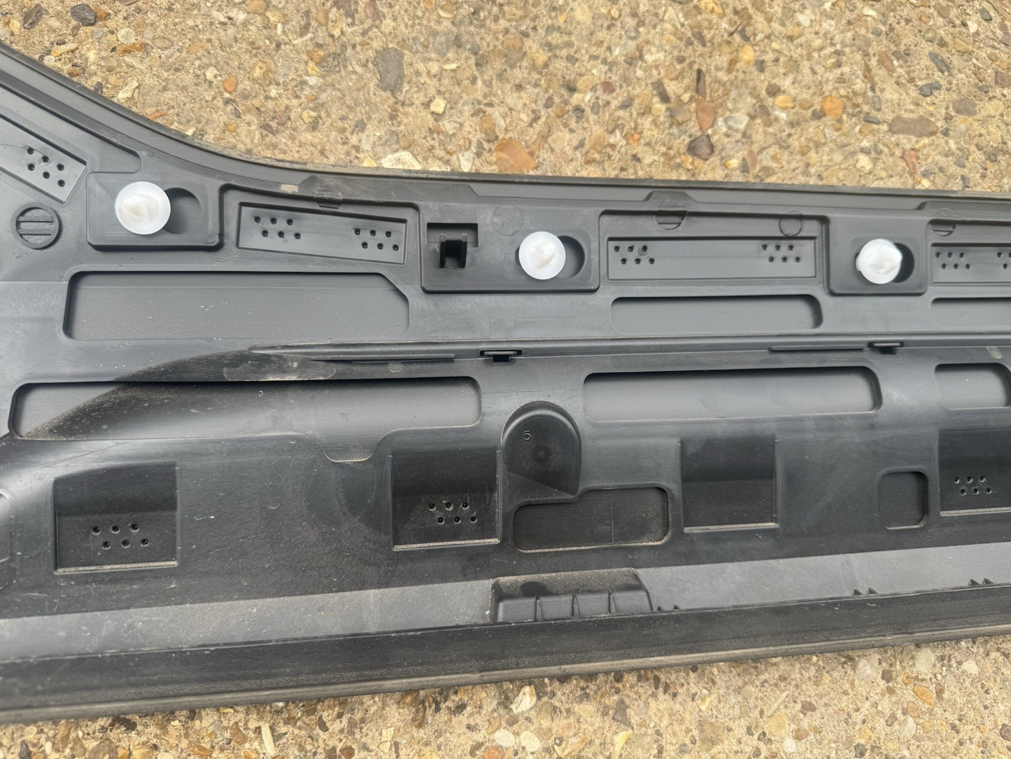 VOLVO XC40 24+ PASSENGER REAR LOWER DOOR MOULDING GENUINE USED 32409186