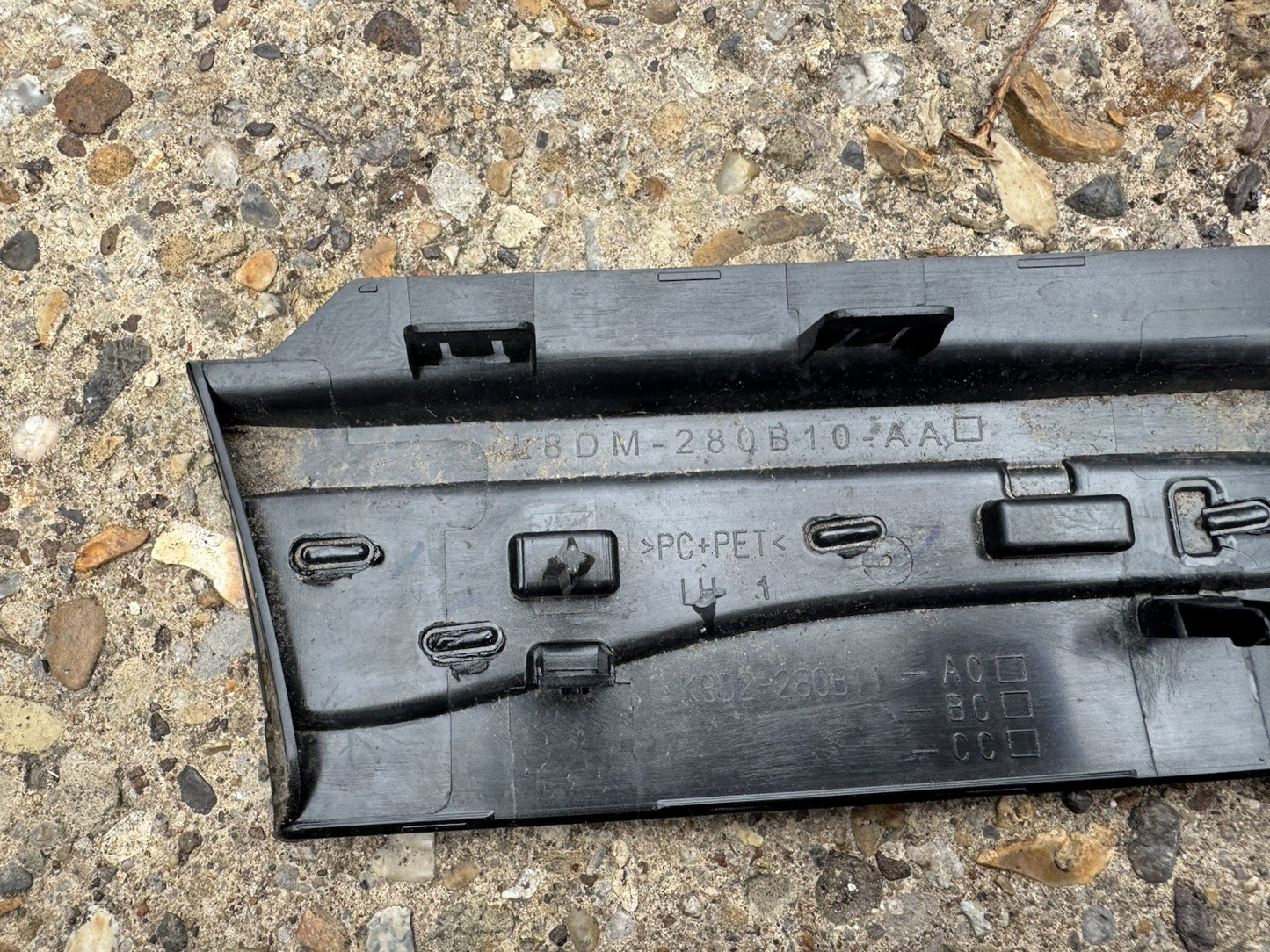 2019 ON L551 RANGE ROVER EVOQUE FRONT WING MOULDING LH PASSENGER L8DM280B10AA