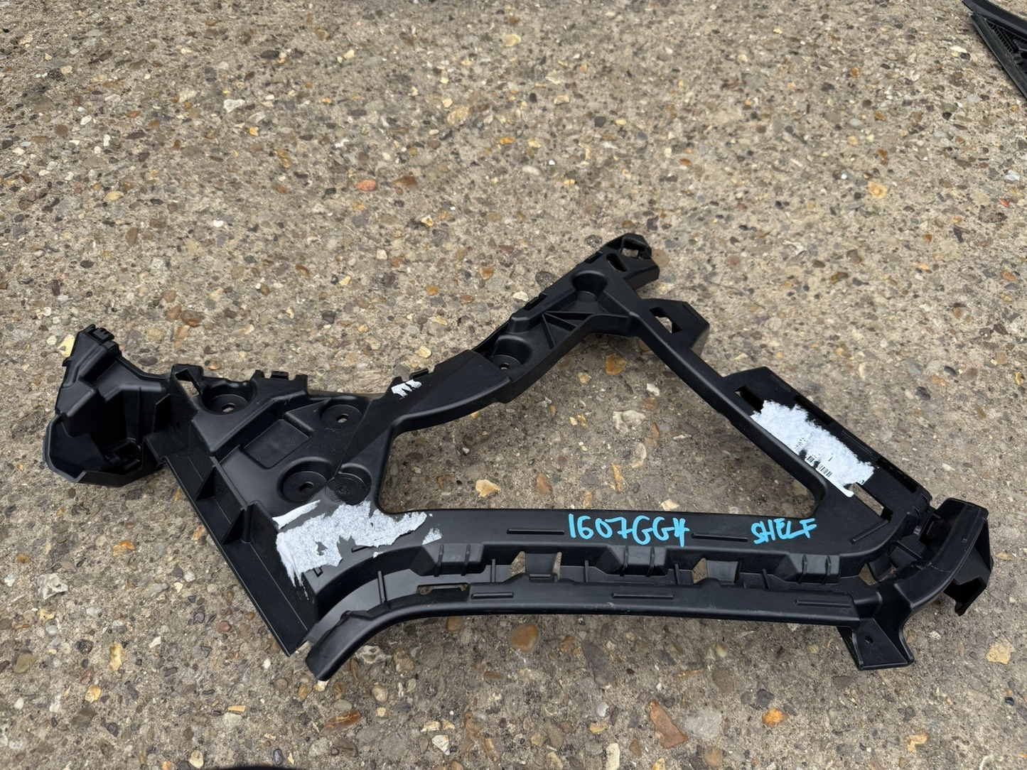 FORD TRANSIT CONNECT (2021) - DRIVER REAR BUMPER CORNER BRACKET DT11-17A881-A