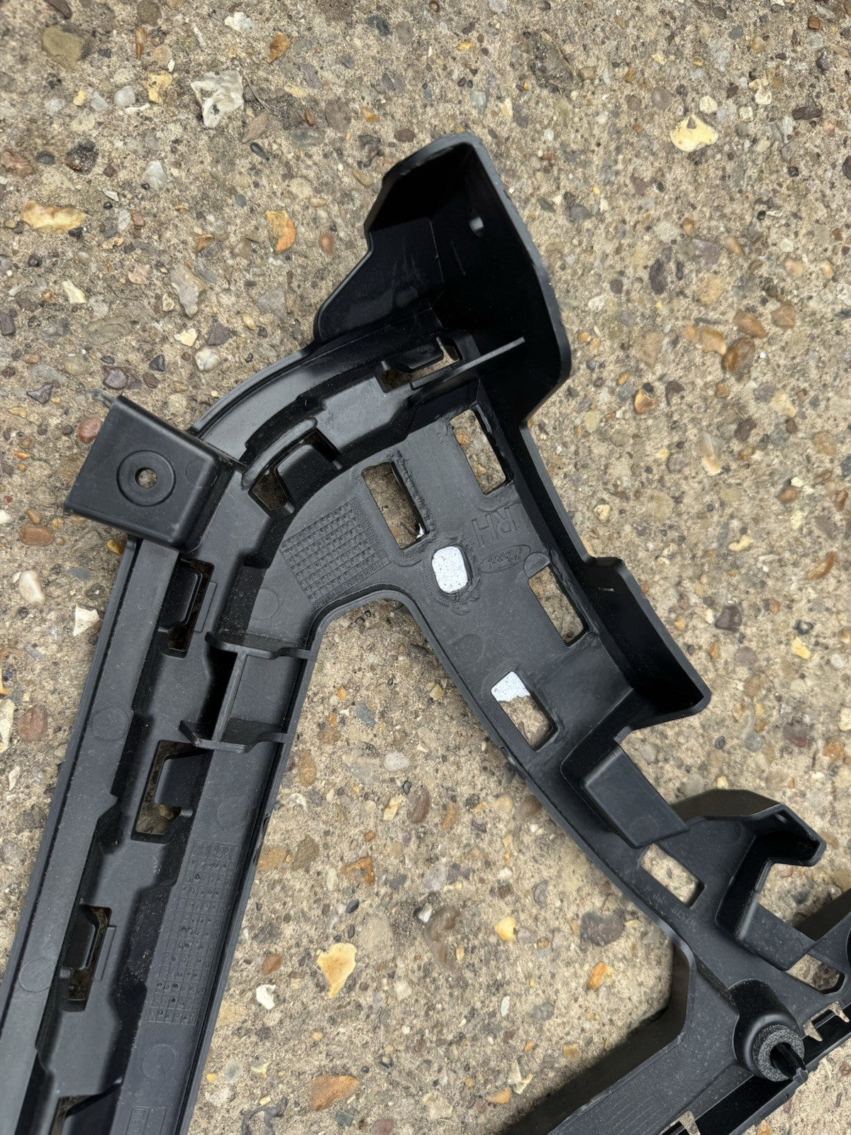 FORD TRANSIT CONNECT (2021) - DRIVER REAR BUMPER CORNER BRACKET DT11-17A881-A