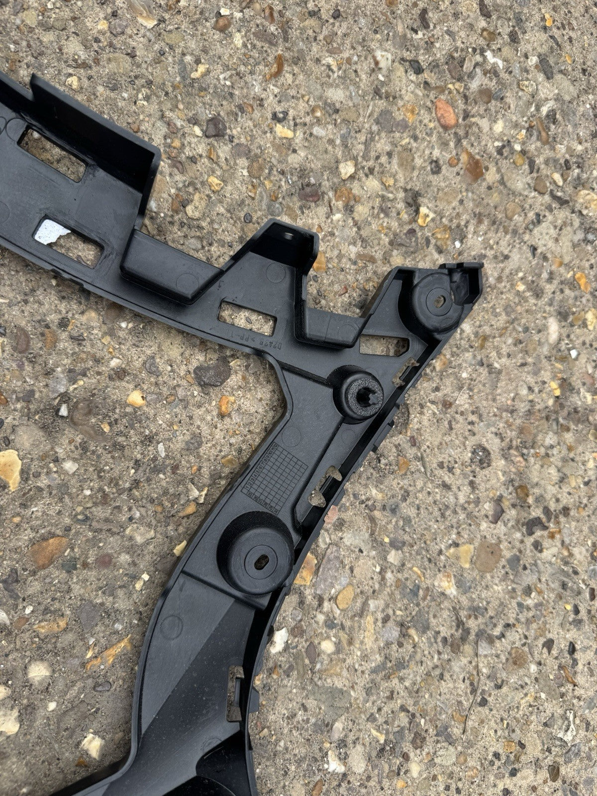 FORD TRANSIT CONNECT (2021) - DRIVER REAR BUMPER CORNER BRACKET DT11-17A881-A