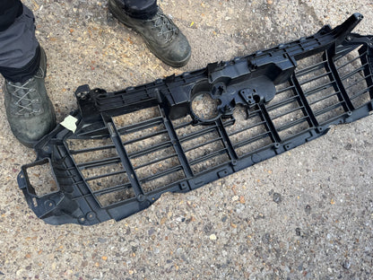 Audi Q7 Front Bumper Grill Support Bracket 2019 ON 4M0807233D Genuine DAMAGED