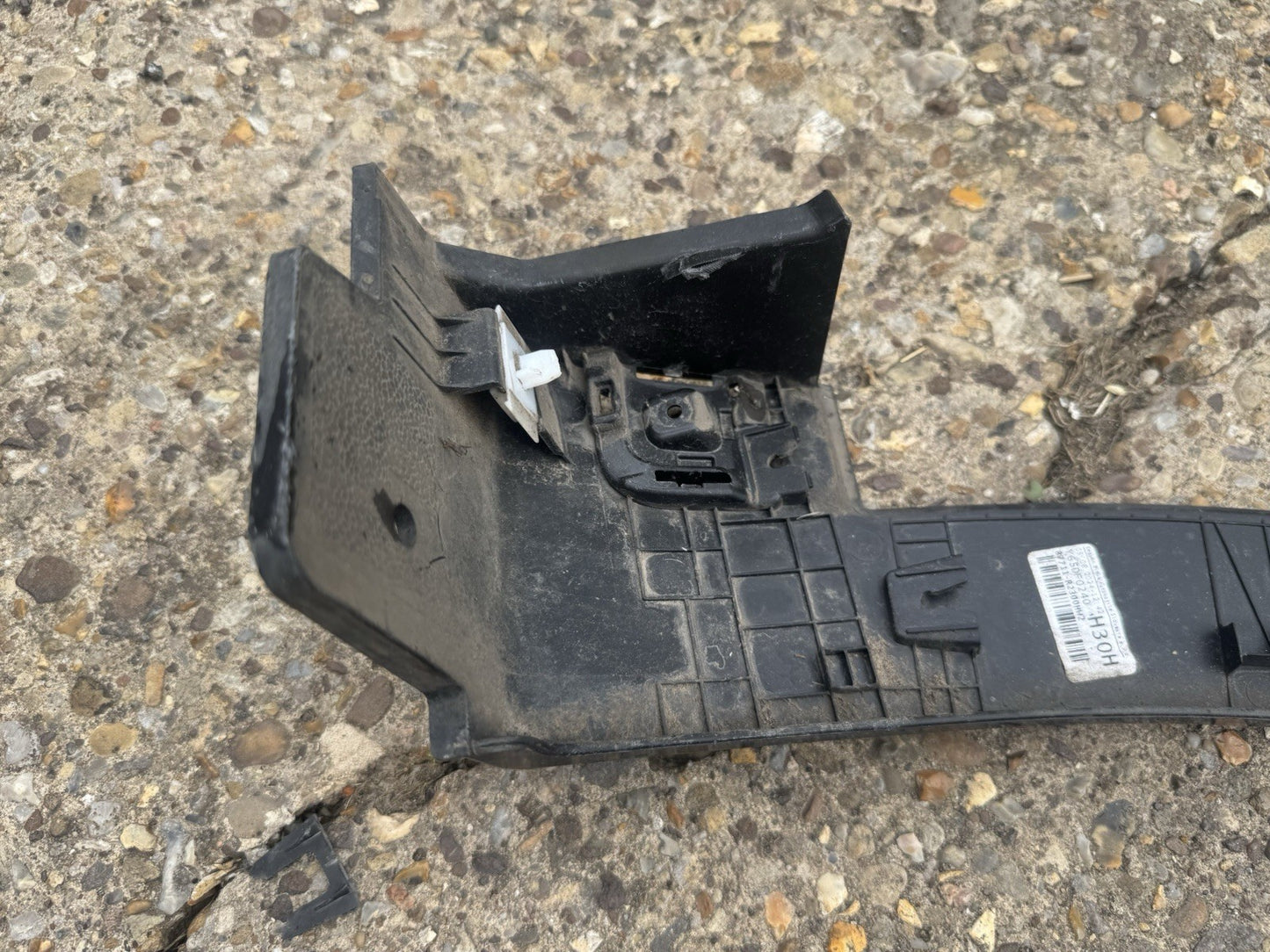 cracked KIA SPORTAGE 2022-2025 FRONT LEFT WHEEL ARCH MOLDING TRIM 87713-R2300