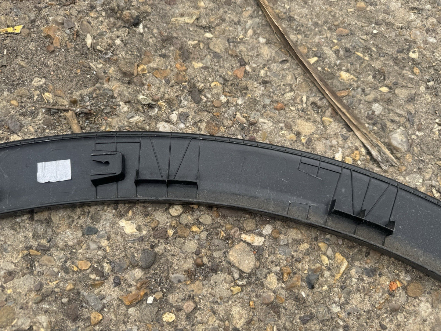 cracked KIA SPORTAGE 2022-2025 FRONT LEFT WHEEL ARCH MOLDING TRIM 87713-R2300