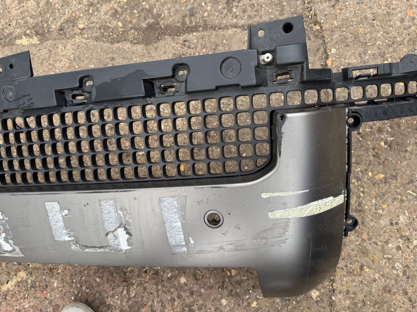 2024 Range Rover Front Centre Grille L663 L8B217K946 Damaged