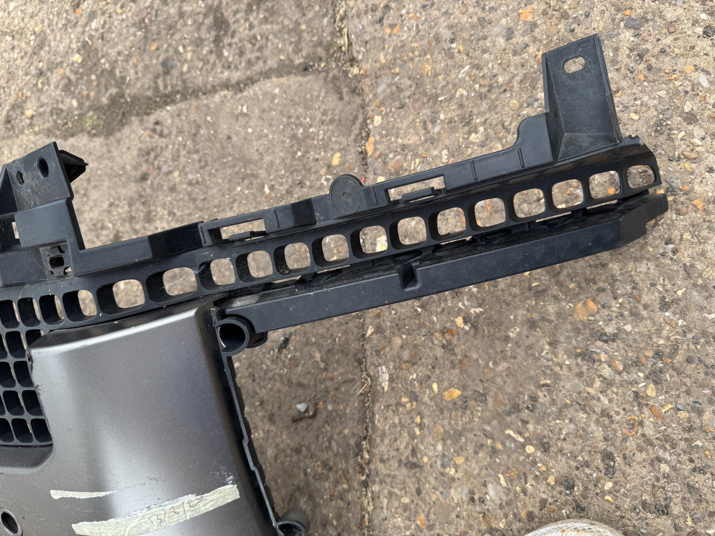 2024 Range Rover Front Centre Grille L663 L8B217K946 Damaged