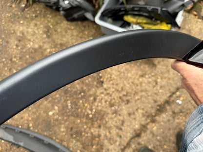 LAND ROVER DISCOVERY L550 WHEEL ARCH TRIM REAR LEFT N/S LK72290E23B