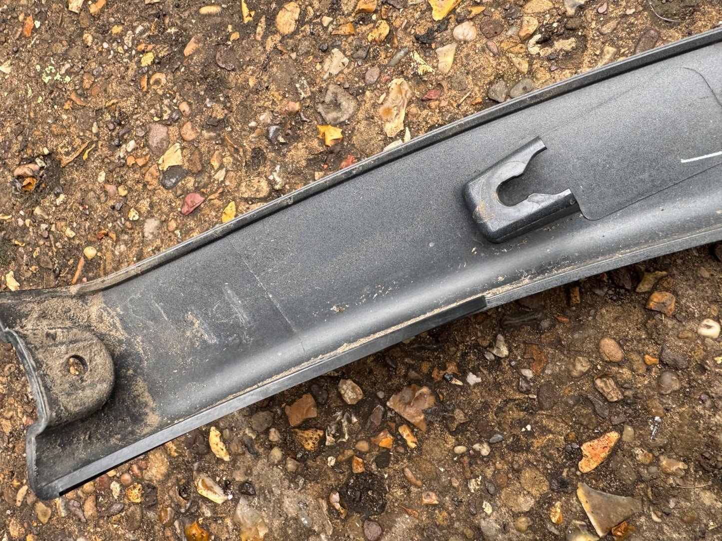LAND ROVER DISCOVERY L550 WHEEL ARCH TRIM REAR LEFT N/S LK72290E23B