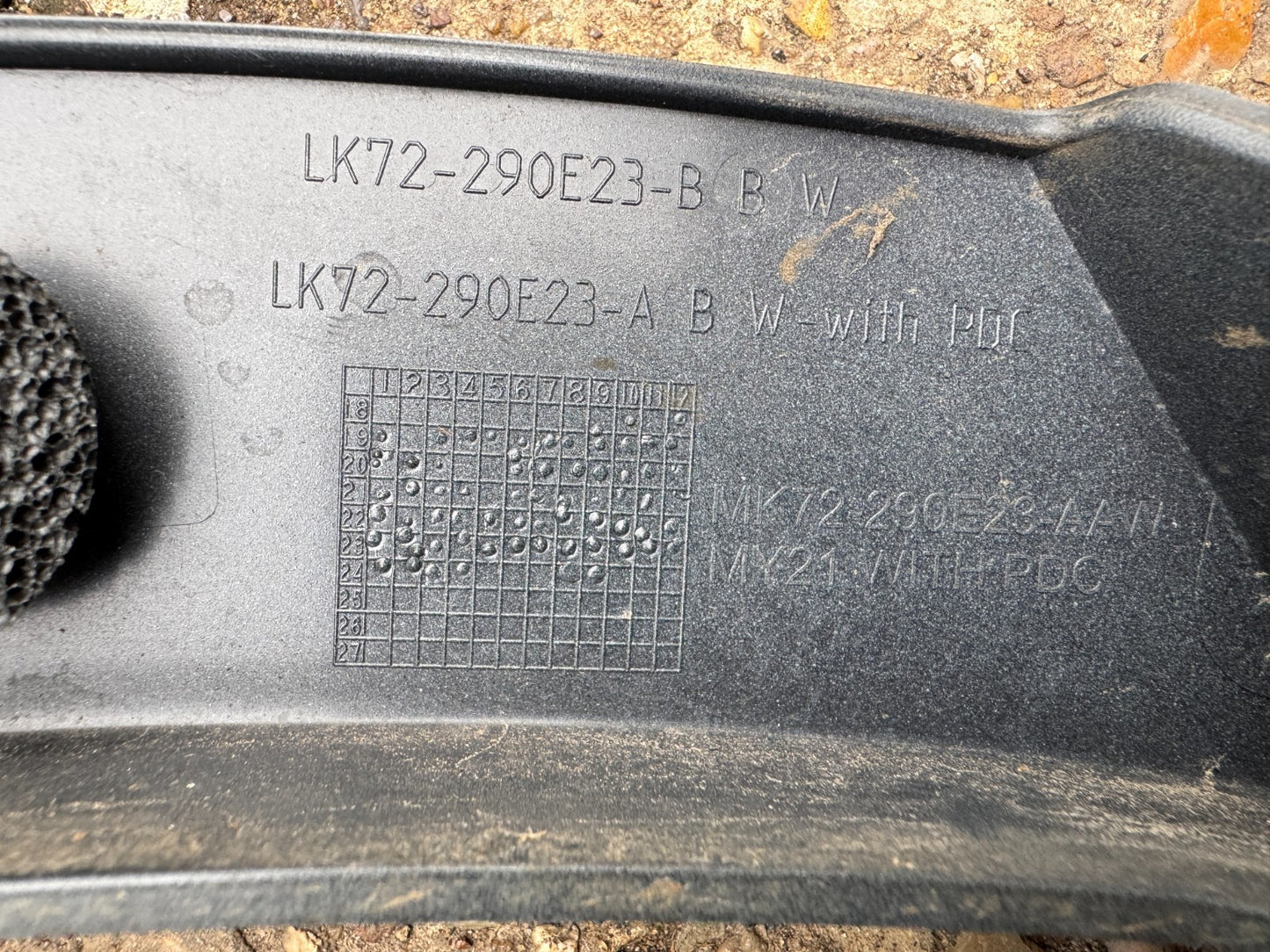 LAND ROVER DISCOVERY L550 WHEEL ARCH TRIM REAR LEFT N/S LK72290E23B