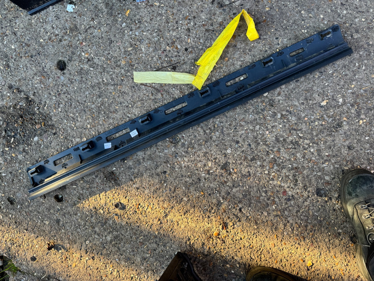 LAND ROVER DISCOVERY 5 DOOR MOULDING 2022 P/S FRONT R-DYANAMIC L462 SE HY3M21065
