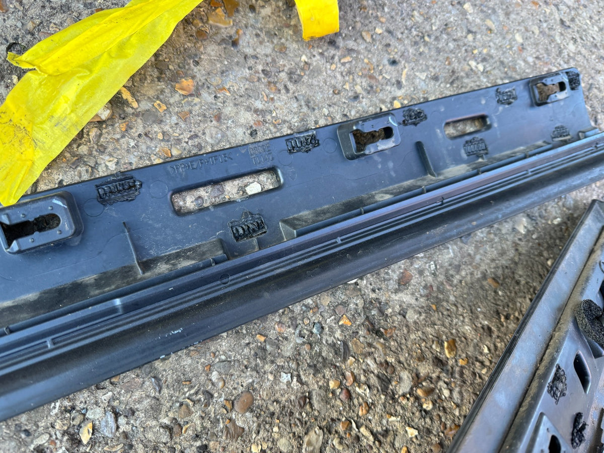 LAND ROVER DISCOVERY 5 DOOR MOULDING 2022 P/S FRONT R-DYANAMIC L462 SE HY3M21065