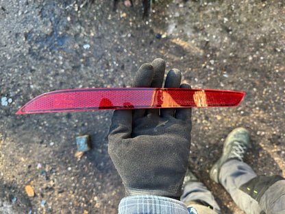 2025 GENUINE VOLVO XC90 mk2 2016   LEFT REAR RED BUMPER REFLECTOR 31468556