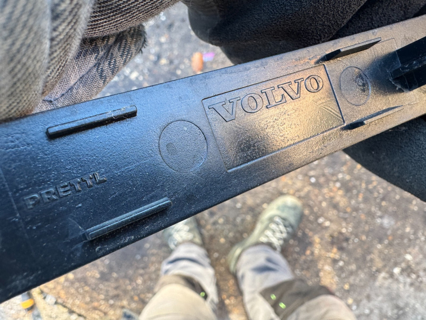 2025 GENUINE VOLVO XC90 mk2 2016   LEFT REAR RED BUMPER REFLECTOR 31468556