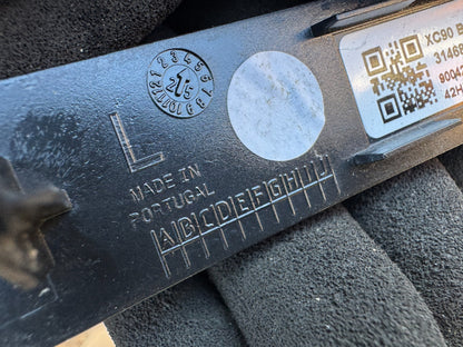 2025 GENUINE VOLVO XC90 mk2 2016   LEFT REAR RED BUMPER REFLECTOR 31468556