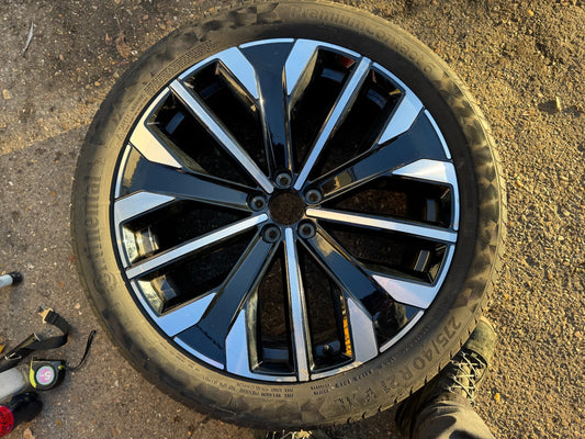 2025 Volvo XC90 21" 9J alloy wheel 2023 to 2026 32294603 scratched & good tyre!