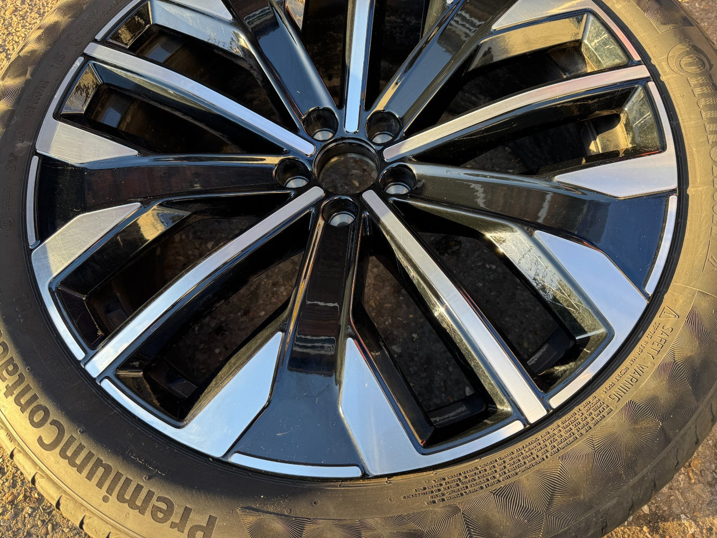 2025 Volvo XC90 21" 9J alloy wheel 2023 to 2026 32294603 scratched & good tyre!